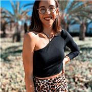 Estudiante ejerce clases para alumnos de primaria en Elche